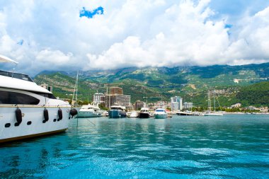 Budva, Karadağ - 30 Haziran 2021: Budva limanının güzel panoramik yaz manzarası