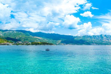 Karadağ 'ın Adriyatik Denizi kıyısındaki Budva kentindeki Zavala Yarımadası' nın güzel yaz manzarası