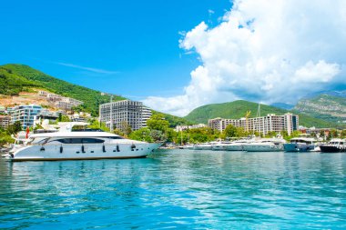 Budva, Karadağ - 30 Haziran 2021: Budva limanının güzel panoramik yaz manzarası