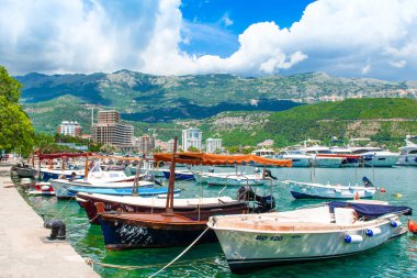 Budva, Karadağ - 30 Haziran 2021: Budva limanının güzel panoramik yaz manzarası