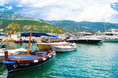 Budva, Karadağ - 30 Haziran 2021: Budva limanının güzel panoramik yaz manzarası