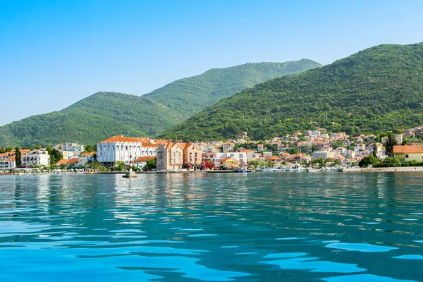 Kotor Körfezi kıyısındaki Tivat 'ta Boka Körfezi, Karadağ
