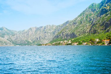 Kotor Körfezi kıyı şeridinin güzel yaz manzarası - Boka Körfezi, Karadağ