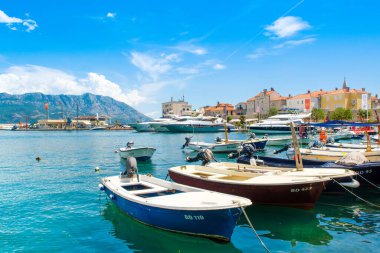 Budva, Karadağ - 30 Haziran 2021: Budva limanı, marina ve eski kentin güzel panoramik yaz manzarası