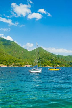Kotor, Karadağ - 24 Temmuz 2021: Kotor Körfezi kıyı şeridinin güzel manzarası - Boka Körfezi, Karadağ