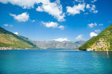 Kotor Körfezi kıyı şeridinin güzel yaz manzarası - Boka Körfezi, Karadağ