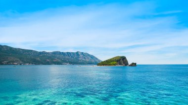 Karadağ 'ın Adriyatik Denizi kıyısındaki Budva kentindeki Zavala Yarımadasının güzel panoramik manzarası