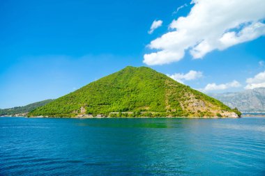 Kotor Körfezi kıyı şeridinin güzel bir yaz manzarası - Boka Körfezi, Karadağ