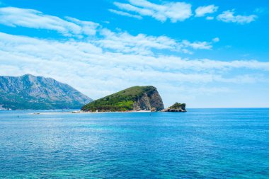 Karadağ 'ın Sveti Nikola Adası manzaralı, Budva Riviera' daki Adriyatik kıyılarının güzel panoramik yaz manzarası