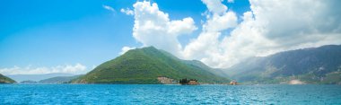 Kotor Körfezi kıyı şeridinin panoramik manzarası - Boka Körfezi, Karadağ 'daki adalardaki Romalı Katolik Meryem Kilisesi ve Aziz George Benedictine manastırı manzaralı