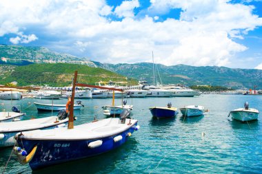 Budva, Karadağ - 30 Haziran 2021: Budva limanının güzel panoramik yaz manzarası