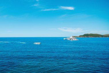 Budva, Karadağ - 20 Ağustos 2021: Karadağ 'ın Budva Riviera kentindeki Adriyatik kıyılarının güzel yaz manzarası