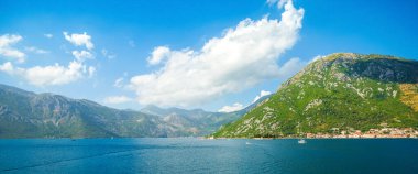 Kotor Körfezi sahil şeridinin güzel panoramik yaz manzarası - Boka Körfezi, Karadağ
