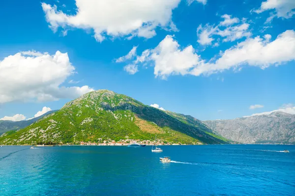 Kotor Körfezi kıyı şeridinin güzel yaz manzarası - Boka Körfezi, Karadağ