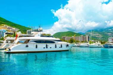 Karadağ 'ın Budva limanının güzel panoramik yaz manzarası