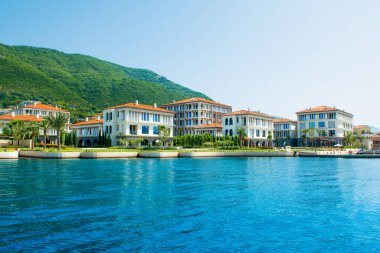 Herceg Novi, Karadağ - 28 Haziran 2021: Boka Körfezi kıyılarındaki Portonovi 'deki lüks tatil beldesinin günbatımı 