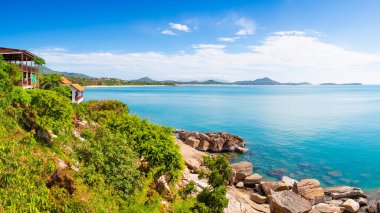 Koh Samui adasının yeşil kıyılarının güzel tropikal manzarası 