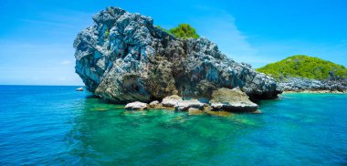 Koh Samui adasının yeşil kayalık kıyılarının panoramik tropikal manzarası kumlu sahil ve yat marinası