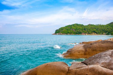 Koh Samui Adası, Tayland 'ın yeşil kayalık kıyılarının güzel tropikal manzarası