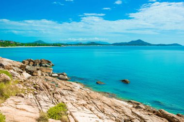 Koh Samui Adası, Tayland 'ın yeşil kayalık kıyılarının güzel tropikal manzarası