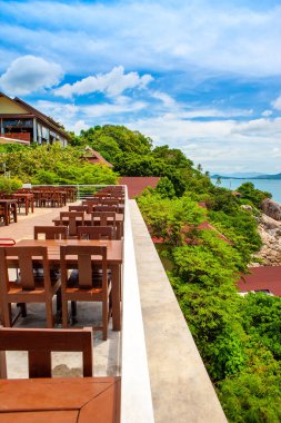 Tayland 'daki Koh Samui adasında kumlu plajı ve açık hava restoranı olan güzel tropikal bir manzara.
