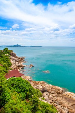 Koh Samui Adası, Tayland 'ın yeşil kayalık kıyılarının güzel tropikal manzarası