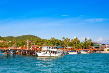 Koh Samui, Tayland - 20 Kasım 2019: Koh Samui adasının kumlu sahili ve yat marinası olan güzel tropikal manzarası