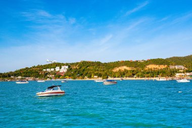 Koh Samui, Tayland - 20 Kasım 2019: Koh Samui adasının kumlu sahili ve yat marinası olan güzel tropikal manzarası