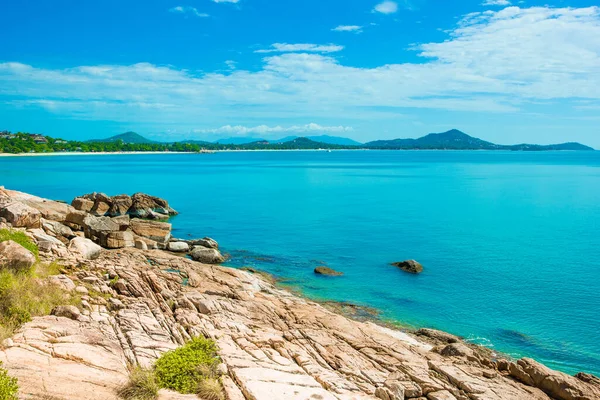 タイのサムイ島の緑豊かな岩肌の美しい熱帯の風景 — ストック写真