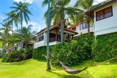 Koh Samui, Tayland - 14 Aralık 2019: Tayland 'ın Koh Samui adasında kumlu plajları ve kıyı villaları olan güzel tropikal manzaralar