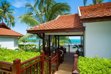 Koh Samui, Tayland - 31 Temmuz 2019: Koh Samui adasında tropikal villaları olan güzel yeşil kıyı manzarası