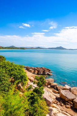 Koh Samui Adası, Tayland 'ın yeşil kayalık kıyılarının güzel tropikal manzarası