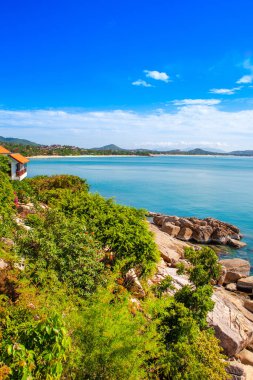 Koh Samui adasının yeşil kıyılarının güzel tropikal manzarası 