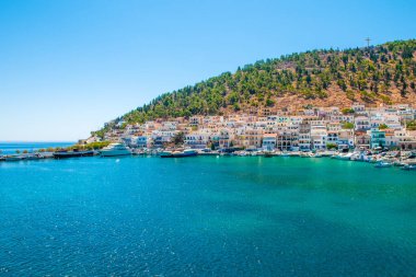 Kalymnos Adası, Yunanistan - 9 Ağustos 2019: Kalimnos Adası 'nın gün batımı manzarası ve gezinti alanı