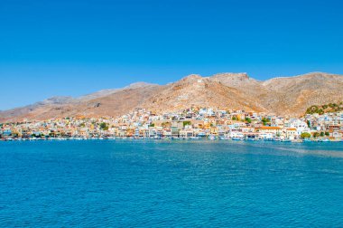 Kalymnos Adası, Yunanistan - 9 Ağustos 2019: Kalimnos Adası 'nın gün batımı manzarası ve gezinti alanı