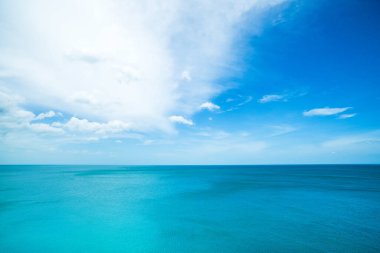 Güzel turkuaz Hint okyanusu manzarası, Maldivler adaları.