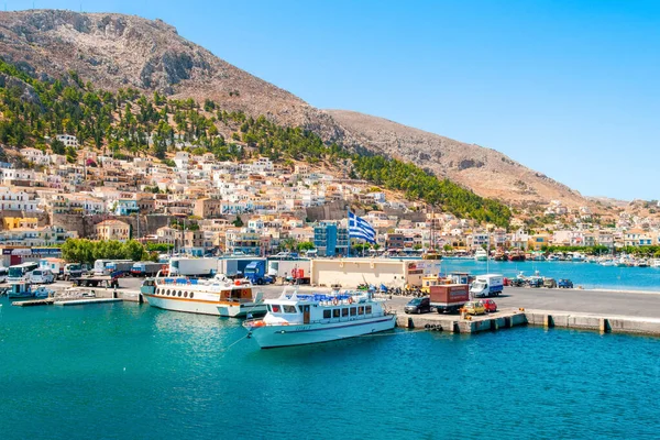 Kalymnos Adası, Yunanistan - 9 Ağustos 2019: Kalimnos Adası 'nın gün batımı manzarası ve gezinti alanı