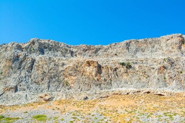 Rodos adasındaki dağ ve kayalarla kaplı vadi manzarası