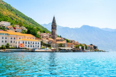 Perast, Karadağ - 18 Ağustos 2021: Karadağ 'ın Kotor Körfezi kıyısındaki tarihi Perast kasabasıyla güzel bir yaz manzarası 