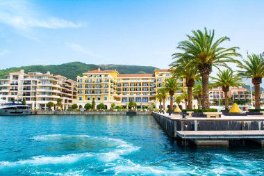 Herceg Novi, Karadağ - 28 Haziran 2021: Poronovi Marina 'nın lüks yatları ve Boka Körfezi kıyılarındaki güzel rıhtım evleri 