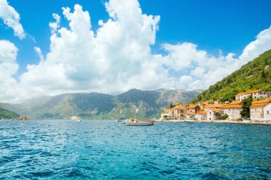 Perast, Karadağ - 22 Ağustos 2021: Karadağ 'ın Kotor Körfezi kıyısındaki tarihi Perast kasabasıyla güzel bir yaz manzarası 