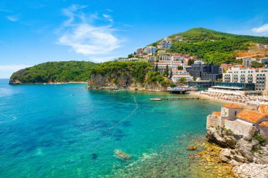 Budva, Karadağ - 30 Haziran 2021: Budva limanının güzel panoramik yaz manzarası, lüks oteller ve kumlu plaj
