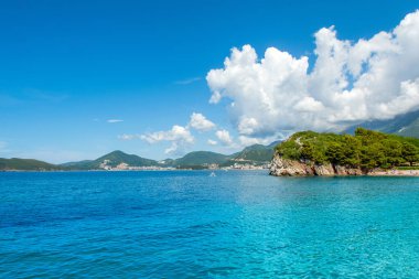 Budva Riviera 'daki Adriyatik kıyılarının güzel yaz manzarası - Karadağ' ın Milocer plajından manzara