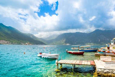 Perast, Karadağ - 21 Ağustos 2021: Kotor Körfezi kıyı şeridinin güzel manzarası - Boka Körfezi, Perast eski kasabasının manzarası
