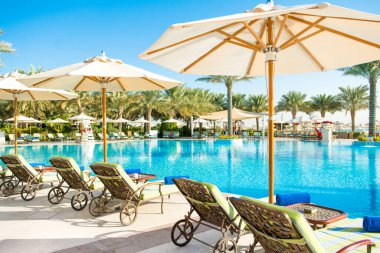 Dubai, Birleşik Arap Emirlikleri - 28 Mart 2022 Palm Jumeirah 'da yüzme havuzu ve dinlenme alanı olan lüks plaj beldesi