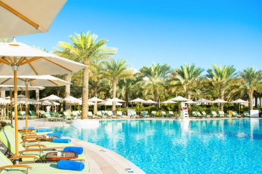 Dubai, Birleşik Arap Emirlikleri - 18 Nisan 2022: Yüzme havuzu ve dinlenme alanı olan Palm Jumeirah 'daki lüks plaj beldesi