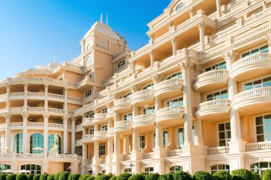 Dubai, Birleşik Arap Emirlikleri - 28 Nisan 2022: Barok tarzı mimarisi ve tropikal bahçesi olan The Palm Jumeirah 'daki lüks tatil beldesi