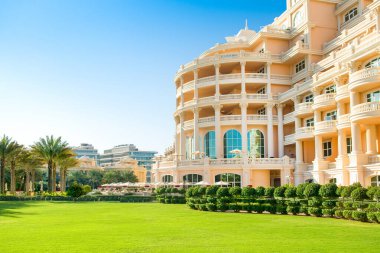 Dubai, Birleşik Arap Emirlikleri - 20 Nisan 2022: Palm Jumeirah 'daki lüks otelin güzel tropikal bahçesi