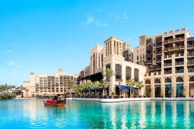 Dubai, Birleşik Arap Emirlikleri - 14 Mart 2022: Dubai 'deki en ünlü tatil beldesi Madinat Jumeirah' da Arap tarzı binalar, kanallar ve tropikal manzaralı güzel bir lüks otel
