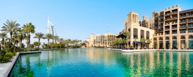 Dubai, Birleşik Arap Emirlikleri - 14 Nisan 2022: En ünlü tatil beldesi Madinat Jumeirah 'daki lüks otellerin panoramik manzarası 